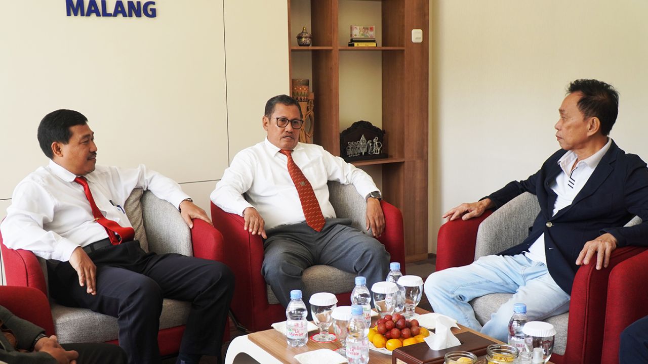 rektor UMM, Nazaruddin Malik (tengah) memuji langkah Sutrisno Lukito dalam membangkitkan ekonomi berbasis UMKM di Jawa Timur. (Foto: UMM for jatimkini.com)