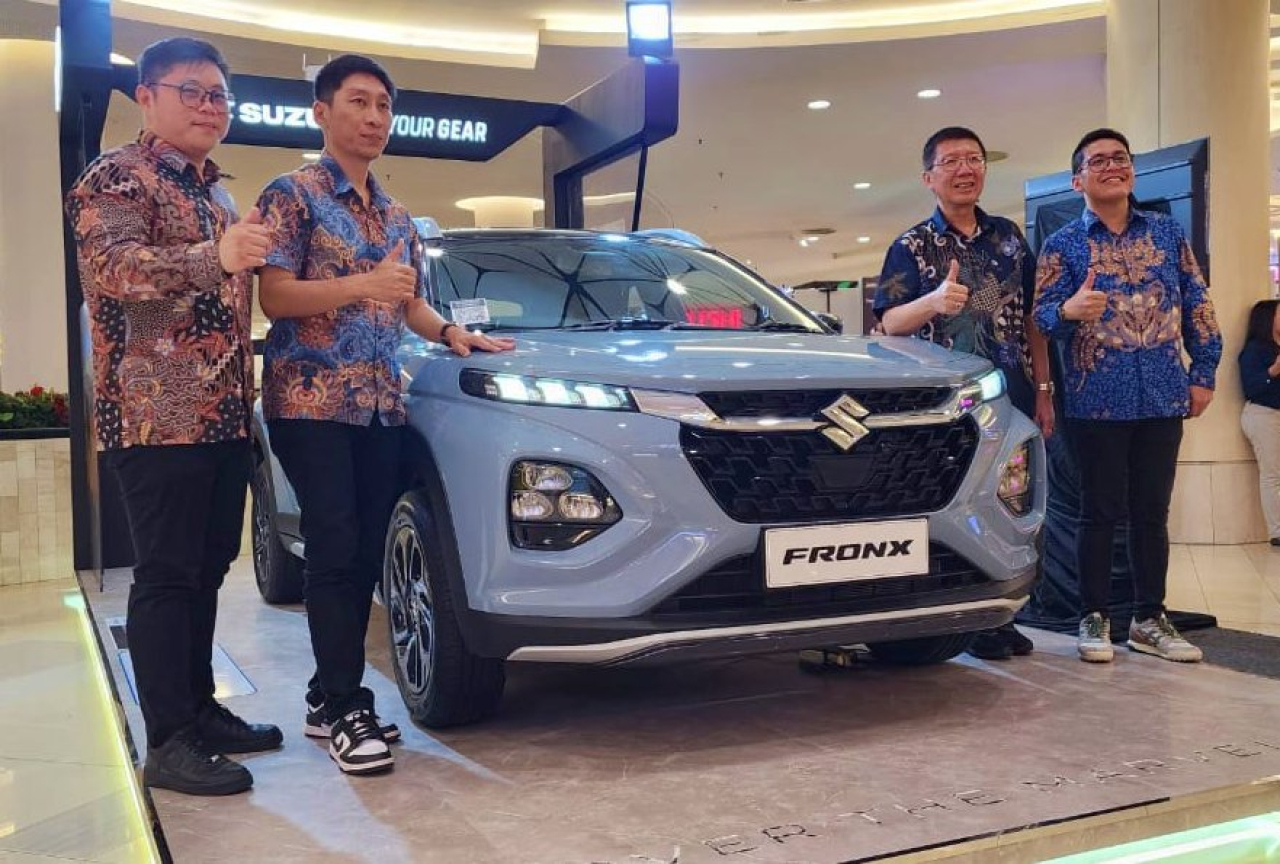 Jajaran pemimpin UMC Jatim memamerkan unit Suzuki Fronx di Tunjungan Plaza Surabaya, Rabu (28/5/2025). Foto : Peni Widarti