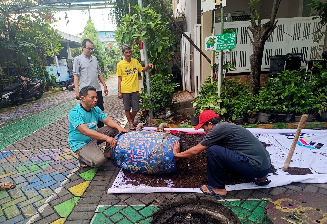 Warga Kampung Edukasi Sampah memanen pupuk kompos dari sumur resapan. (Foto: KES for jatimkini.com)