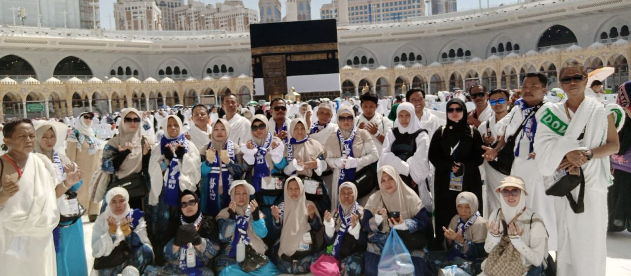 Ilustrasi : Rombongan jemaah haji asal Jawa Timur 2024 usia melaksanakan umroh bersama di Masjidil Haram ( Foto : Ali Topan for Jatimkini.com
