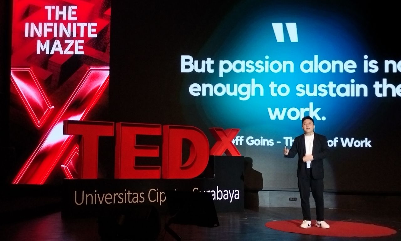 Wilson Huang, mahasiswa Universitas Ciputra menjadi Student Speaker di TEDx Universitas Ciputra Surabaya 2025, Minggu (11/5/2025). (Foto: Arif)