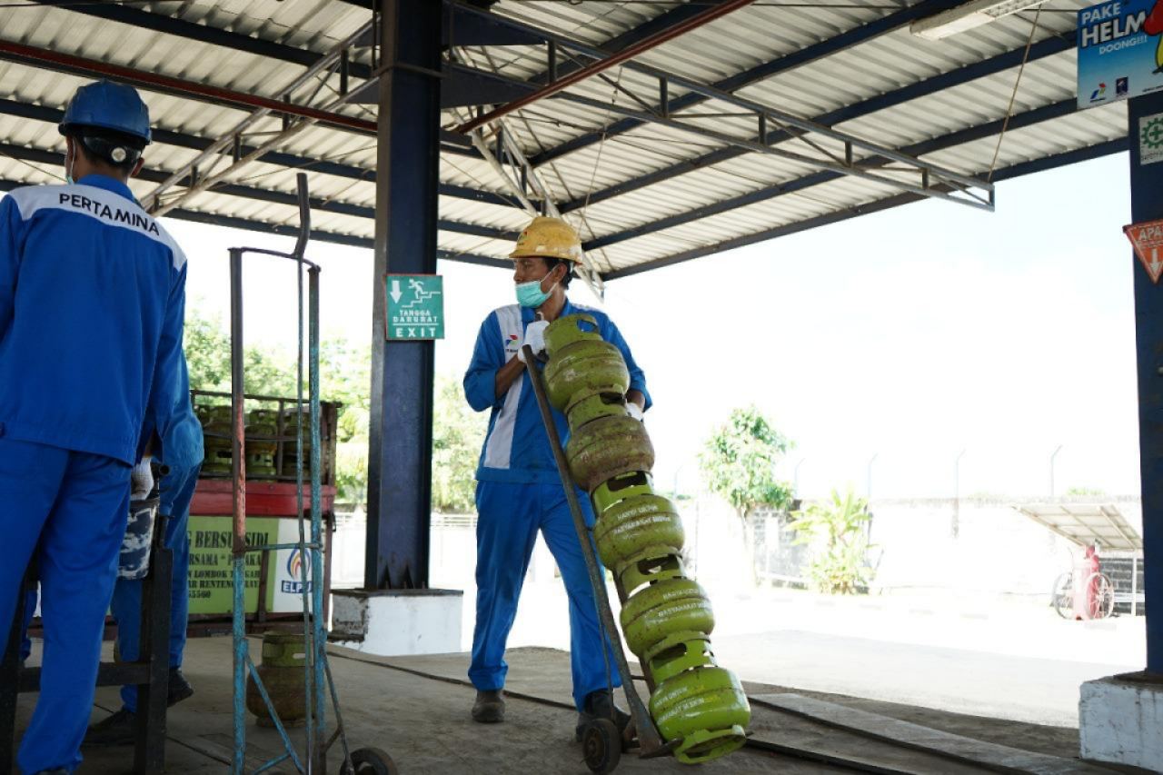 Petugas Pertamina Patra Niaga saat menyiapkan stok tabung gas elpiji 3kg. Foto : Pertamina