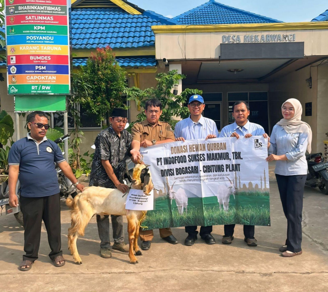 Penyerahan hewan kurban dari Bogasari. Foto : Bogasari
