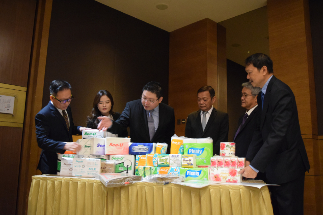 Jajaran direksi PT Suparma Tbk saat memamerkan produk tisu dan kertas seusai RUPST 2025. FOTO : Suparma