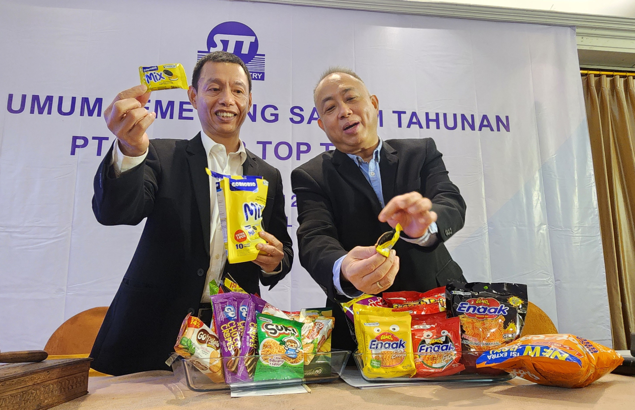 Dirut STTP Armin (kiri) dan Direktur STTP Suwanto (kanan) memamerkan produk baru Siantar Top dalam RUPS Tahunan di Surabaya, Kamis (19/6/2025). Foto : Peni Widarti