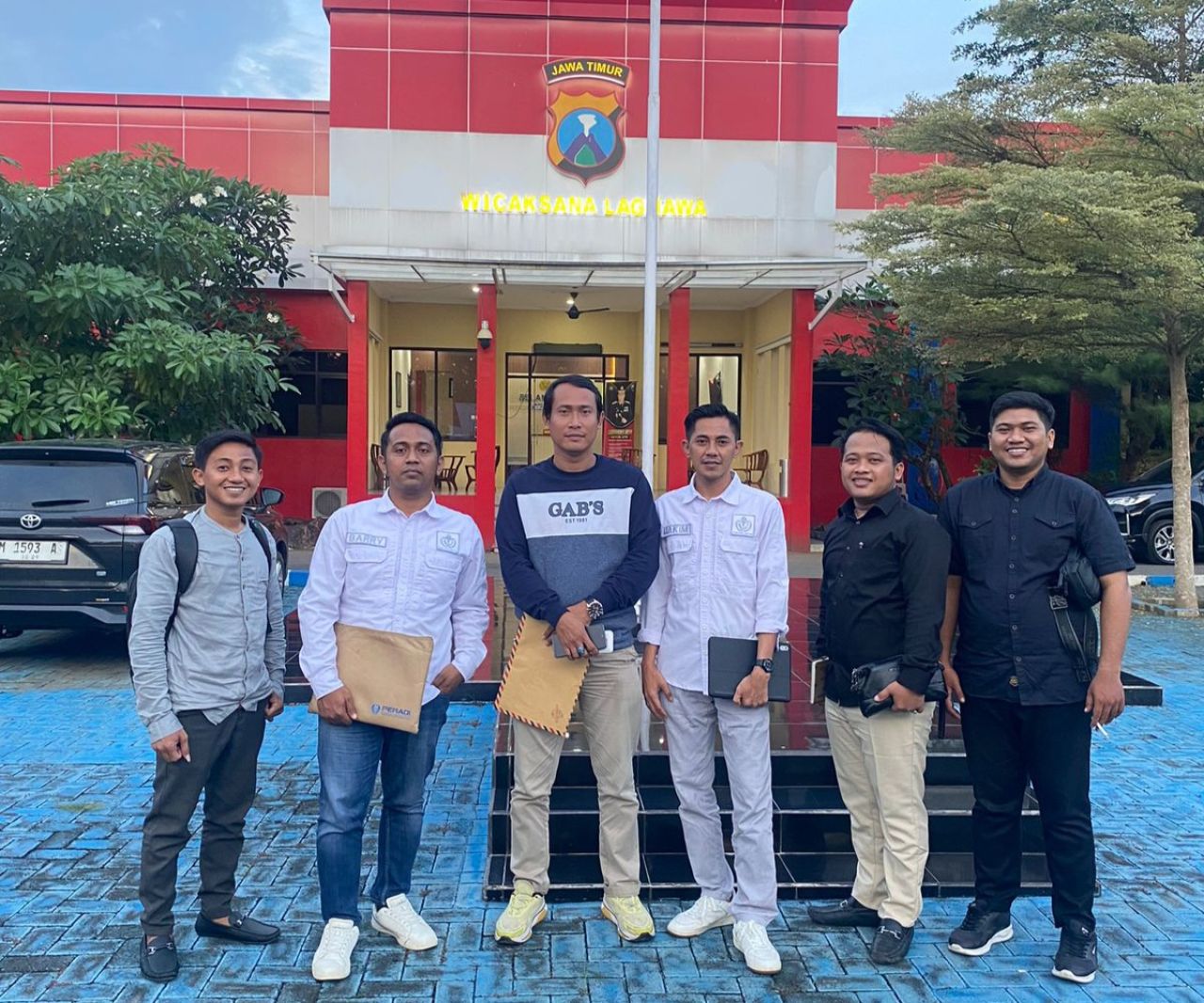 Trunojoyo Law Firm saat mendatangi Kepolisian Resor Bangkalan ( Foto : Mat Jusi for Jatimkini.com )