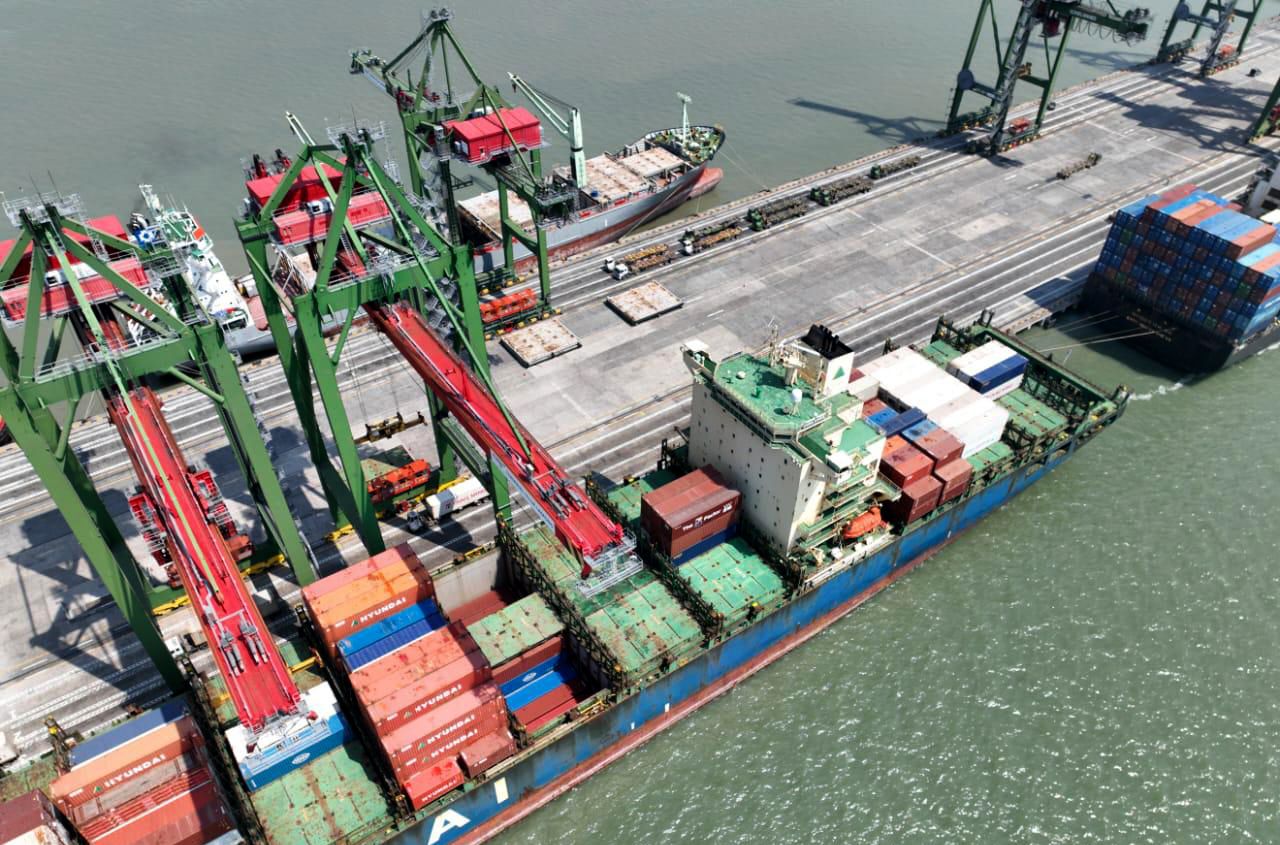 Mei 2025 menjadi rekor bagi peningkatan arus peti kemas dan kunjungan kapal di Terminal Teluk Lamong. (Foto: TTL for jatimkini.com)