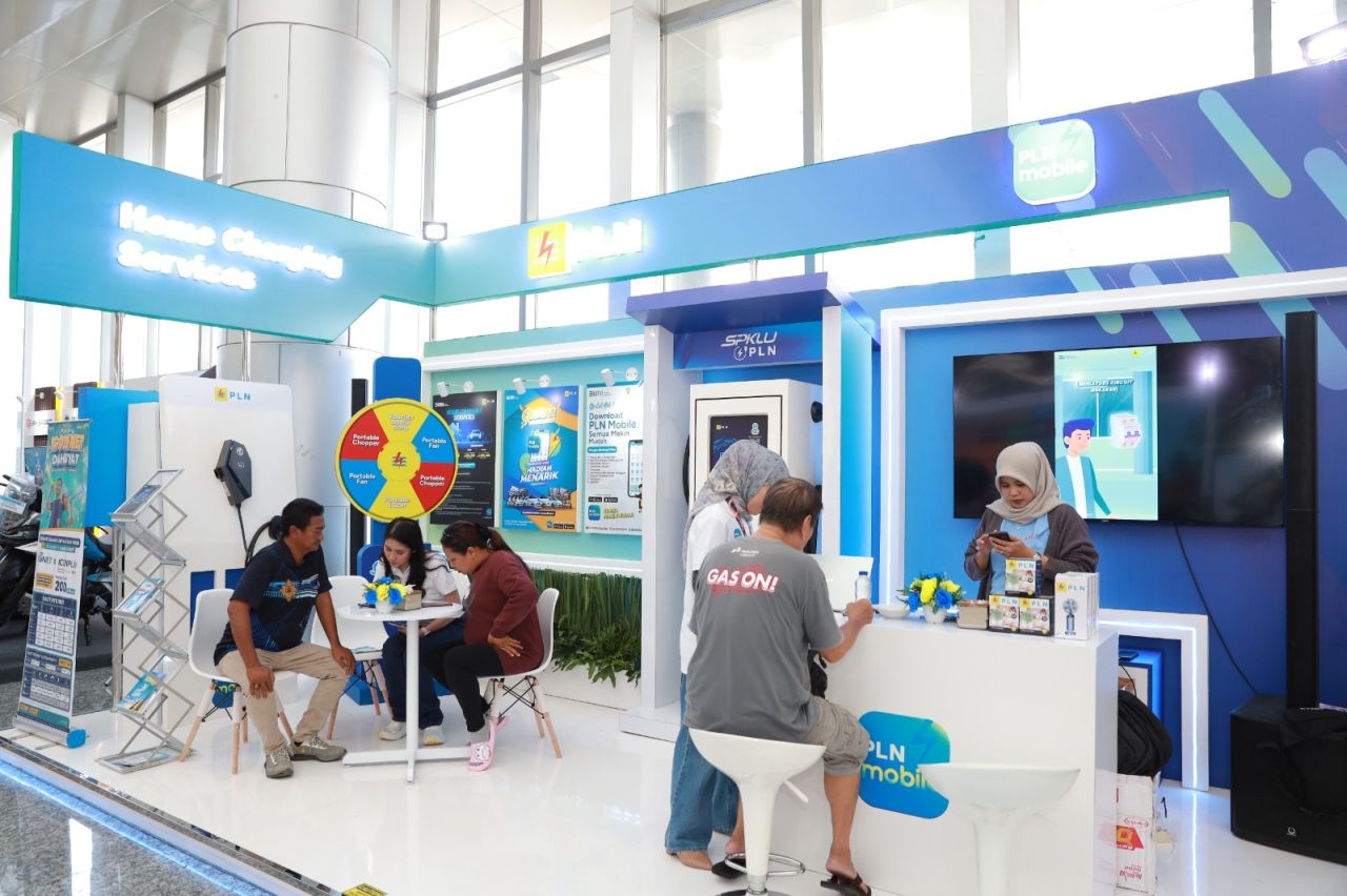 Pelanggan mendaftar promo tambah daya listrik PLN di IIMS Surabaya 2025.