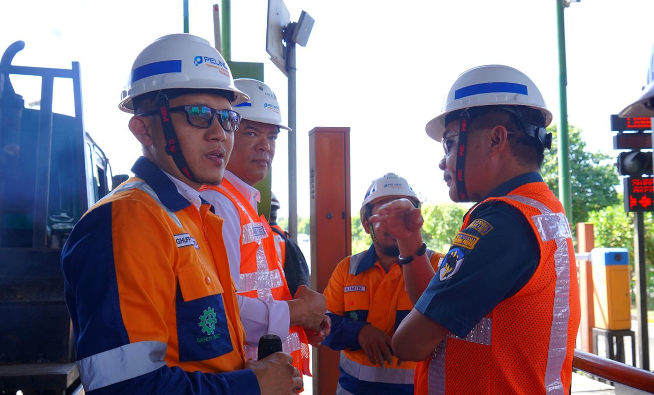 Dirut TTL, David Pandopatan Sirait (dua dari kiri) di sela oft launching TBS, sebagai langkah maju tata kelola logistik global. (foto: TTL for jatimkini.com)