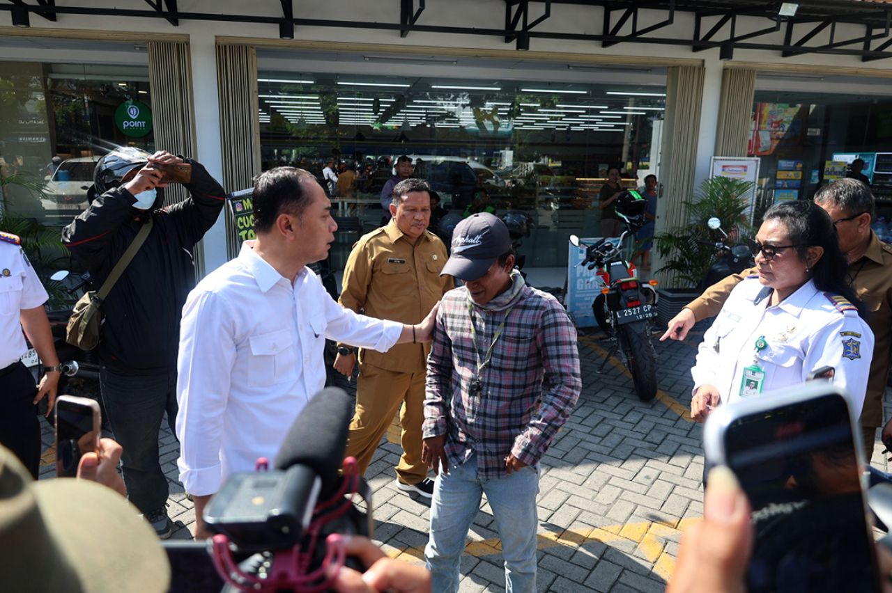 Eri Cahyadi berdialog dengan jukir liar di sela operasi parkir di kawasan Jalan Soekarno,  Surabaya. (foto: Pemkot Surabaya for jatimkini.com)