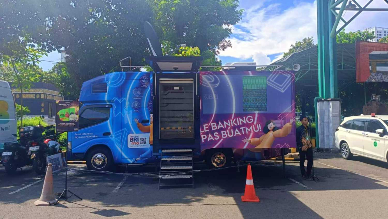 Layanan transaksi perbankan yang disiapkan BRI di Asrama Haji Sukolilo Surabaya. Foto : BRI