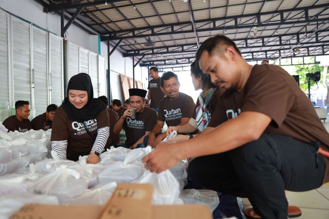 Pegawai PLN dan tim panitia qurban.
