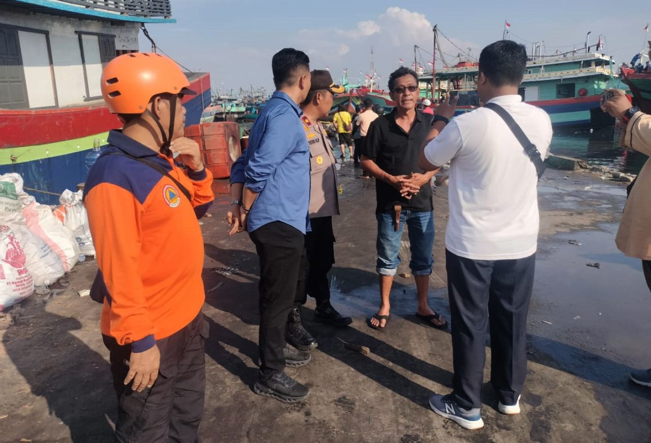 Pelindo Kawasan Tegal cepat mengantisipasi kebakaran di dermaga Pelra Tegal tidak meluas dan menyebabkan kerugian lebih tinggi. (Foto: Pelindo Sub Regional Jawa)