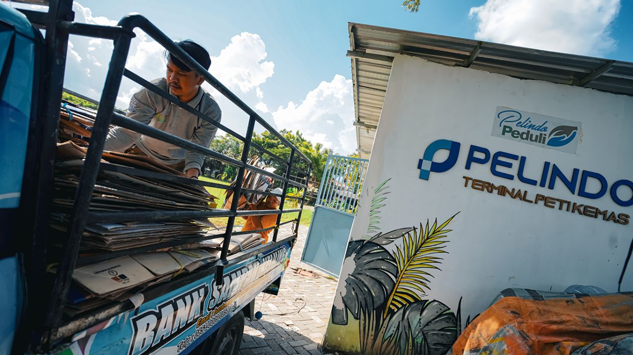 TPS dan SPTP berkomitmen prinsip ESG dengan mendorong warga sektiar Pelabuhan Tanjung Perak mengelola lingkungan keberlanjutan. (Foto: TPS for jatimkini.com)