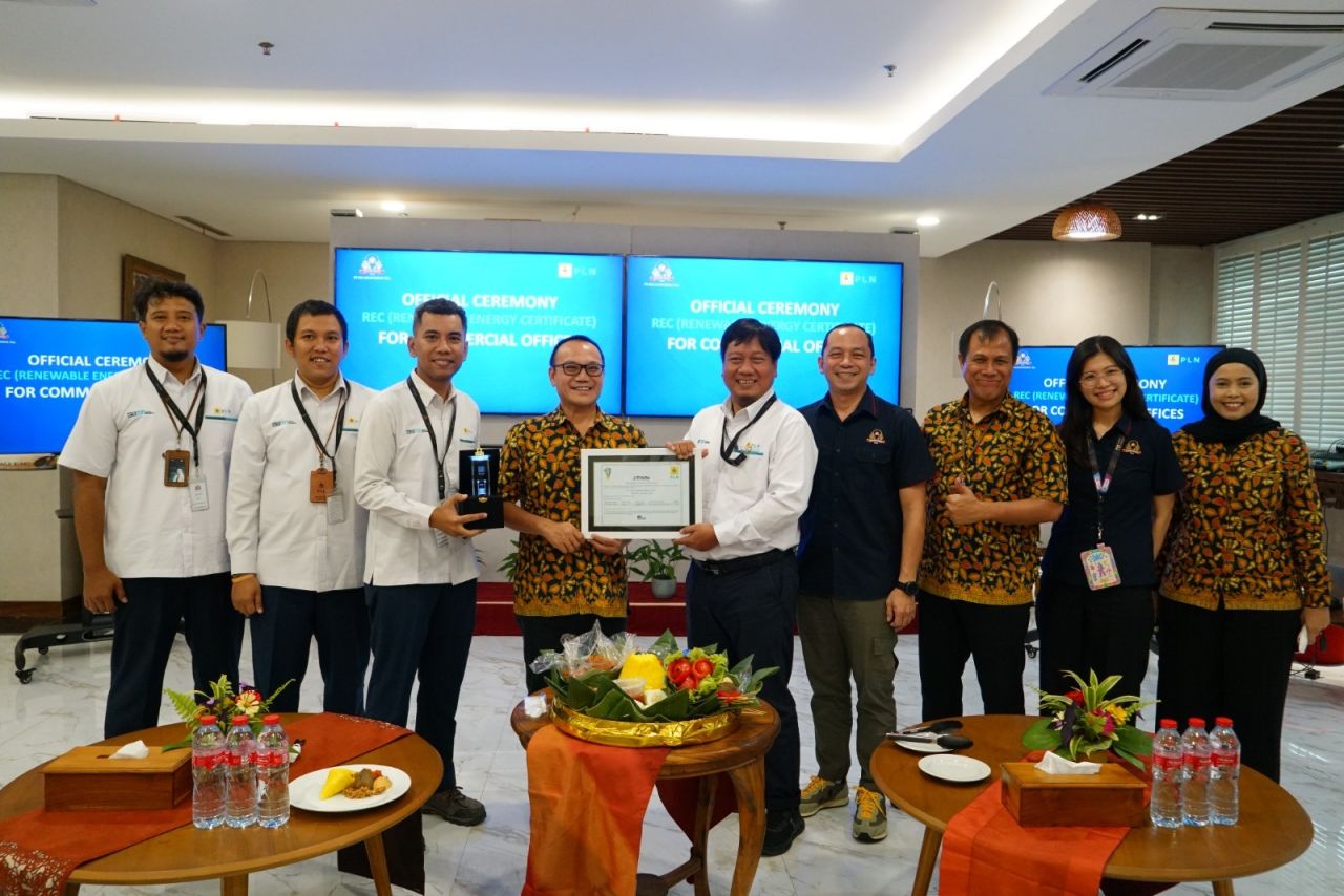 Penyerahan MoU REC dari PLN kepada PT HM Sampoerna.
