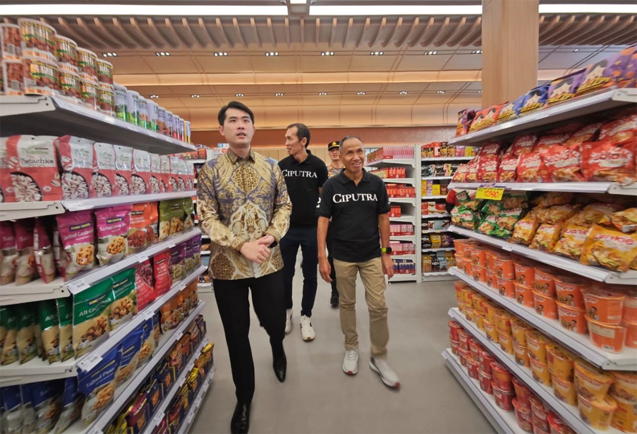 Direktur Utama Samudra Supermarket, Hendry Setyabudi (kiri) bersama Senior Director Ciputra Group, Sutoto Yakobus (kanan) di sela pembukaan gerai ketujuh di The GreenLake CitraLand, Surabaya, Kamis (19/6/2025). (Foto: Samudra Supermarket for jatimkini.com