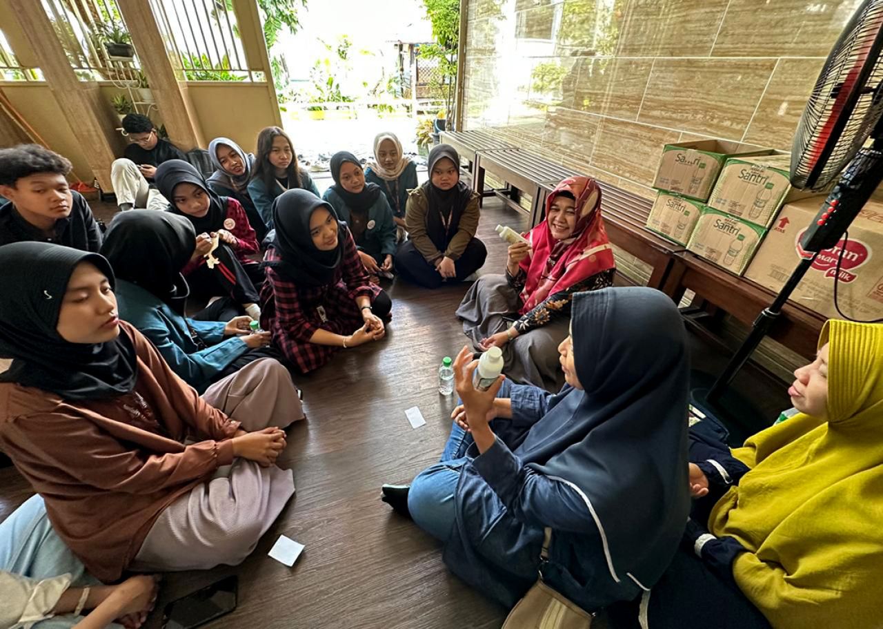 SUNFINITY Student Company mendiskusikan produk ramah lingkungan di Kampung Edukasi Sampah, Sidoarjo guna menyelematkan bumi. (Foto: KES for jatimkini.com)