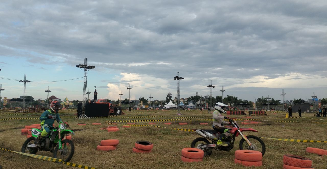 Pembalap adu skil dan nyali di Lapangan Graha Tirta Waru, Sidoarjo.