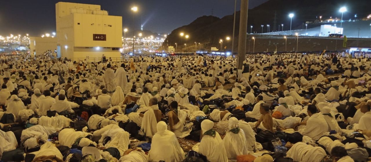 Suasana jemaah haji Indonesia 2024 saat melakukan  mabit di bukit Muzdalifah ( Foto : Ali Topan for Jatimkini.com )
