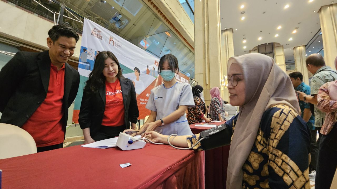 Manajemen Generali Indonesia yang diwakili oleh Ibu Elia C. Wijaya selaku Chief Marketing Officer ( kanan ), dan didampingi oleh Julio L. Leba  ( kiri ) selaku Regional Agency Sales Head saat melihat kegiatan Generali Health Cities di Surabaya (20/6/2025)