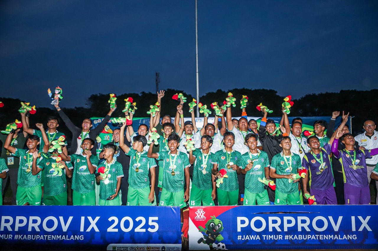 Tim sepak bola Surabaya berhasil meraih medali emas di Pekan Olahraga Provinsi (Porprov) IX/2025 usai mengalahkan tim Kabupaten Mojokerto dalam drama adu penalti dengan skor 3-2, di Stadion Kahuripan ( Foto : Dok Koni Jatim )