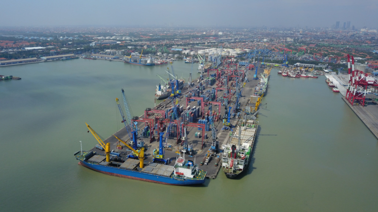 Kegiatan operasional pelabuhan di Terminal Berlian Surabaya. Foto : Pelindo
