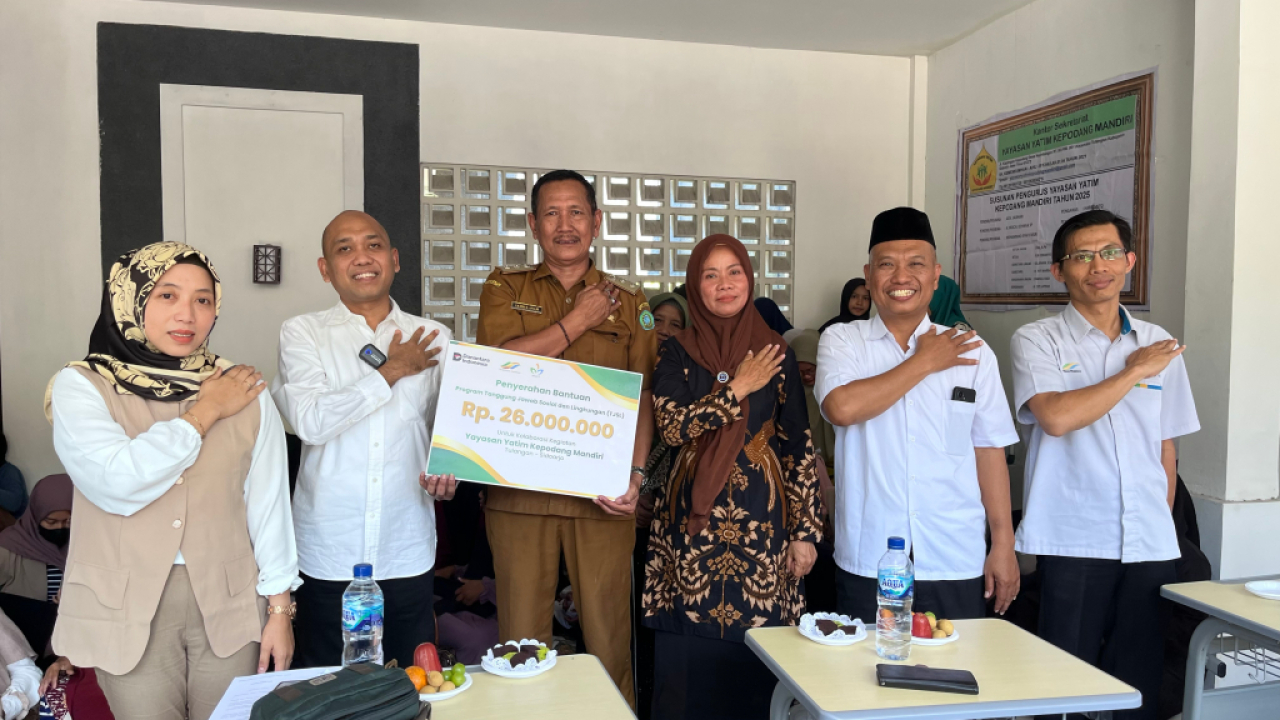 Penyerahan bantuan infrastruktur untuk yayasan yatim piatu Sidoarjo. Foto : PTPN I Reg 5