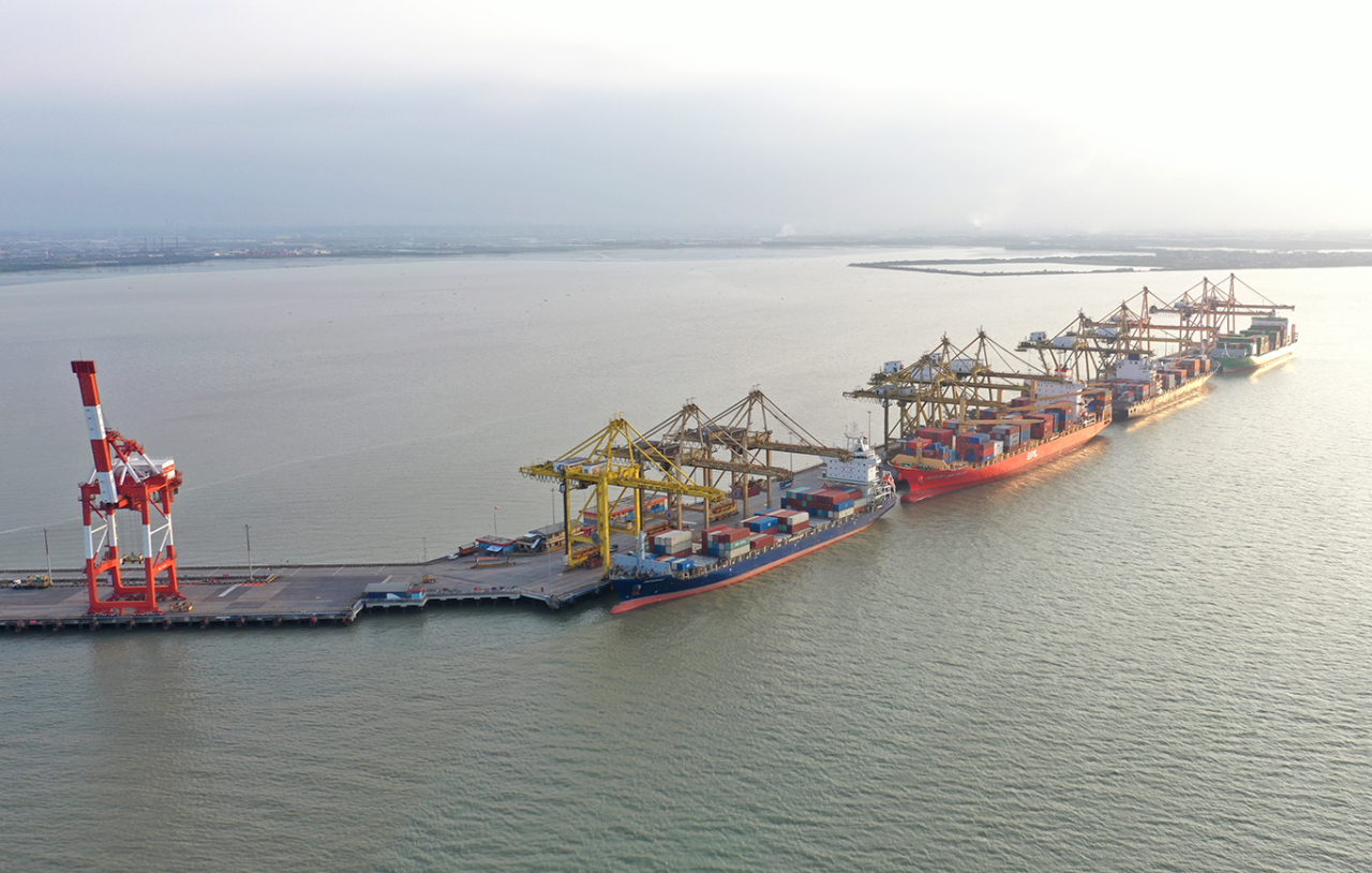 Arus peti kemas di TPS sepanjang semester I/2025 tumbuh positif kendati di bawah bayang-bayang buruknya ekonomi global. (Foto: TPS for jatimkini.com)