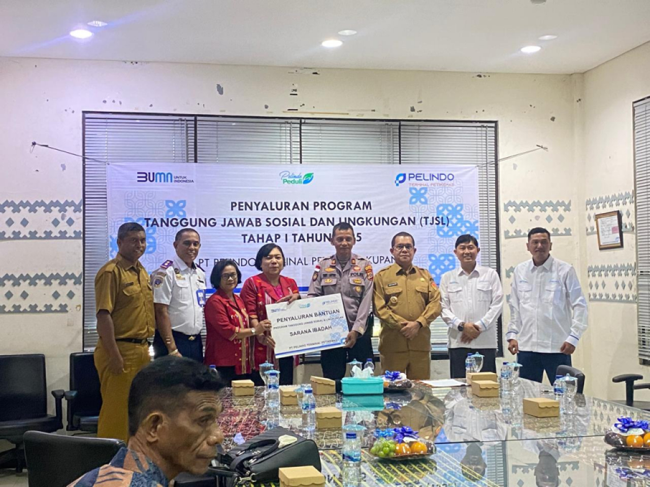 Penyerahan CSR Pelindo Terminal Petikemas di NTT. Foto : Pelindo