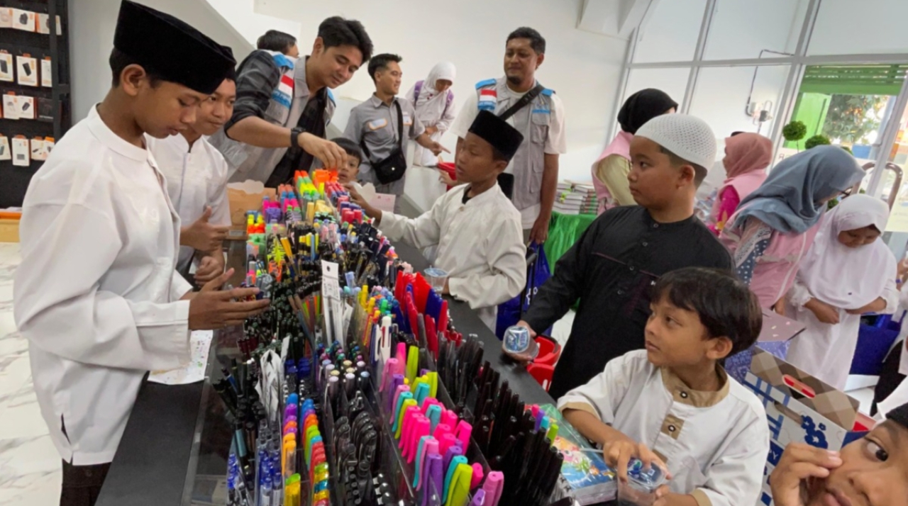YBM PLN dan Srikandi PLN ajak anak-anak berbelanja alat tulis secara langsung.