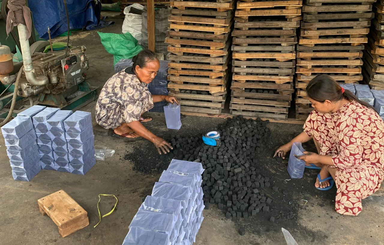 Pemberdayaan masyarakat dalam program  unggulan bertajuk "Kang Ebit" (Kampung Eco-Briket) oleh Pertamina Patra Niaga Jatimbalinus melalui Fuel Terminal Tuban. Foto : Pertamina