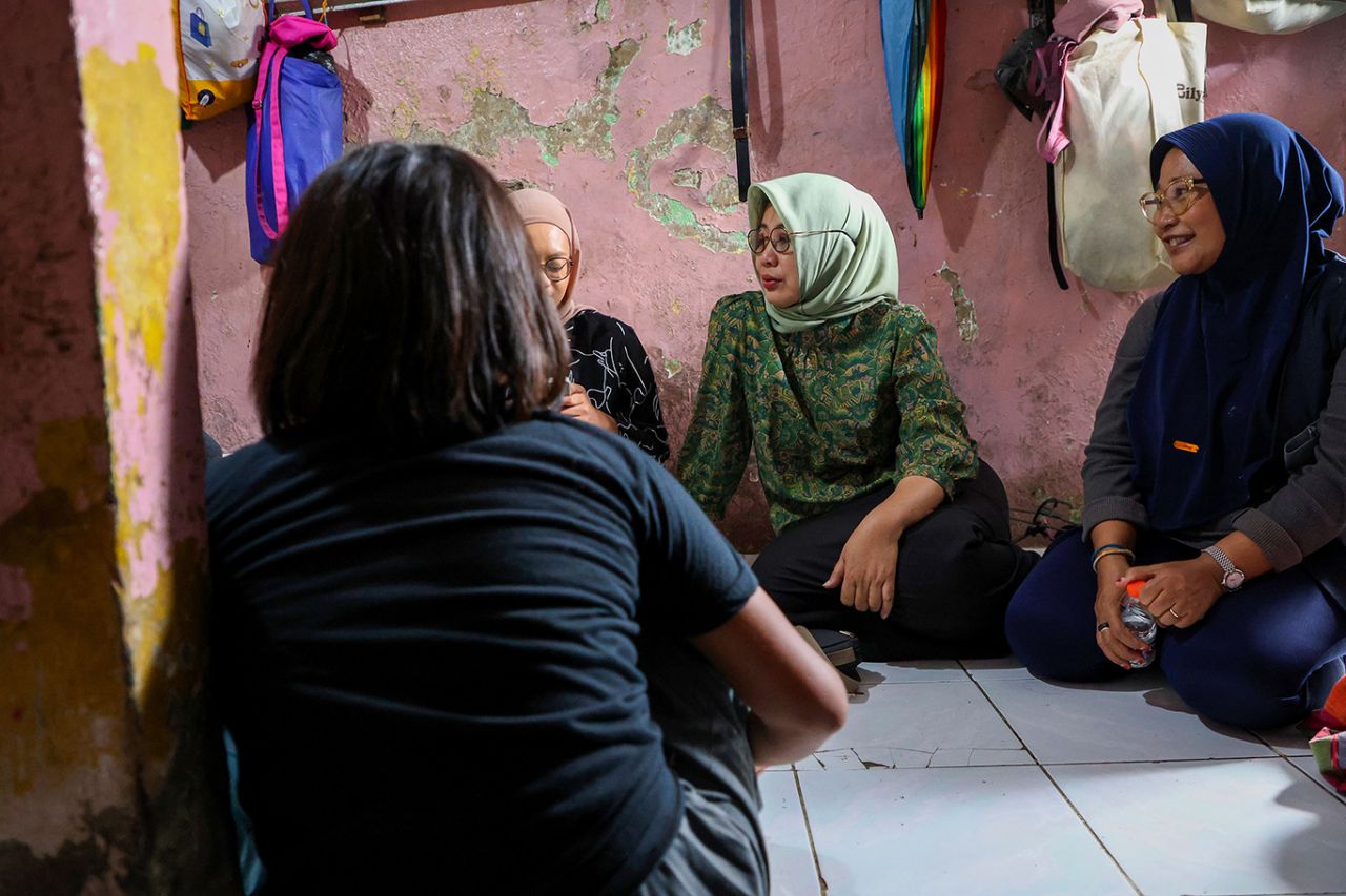 Tim dari DP3A-PPKB Surabaya mengunjungi rumah bocah yang terjaring rasia jam malam. (Foto: Pemkot Surabaya for jatimkini.com)