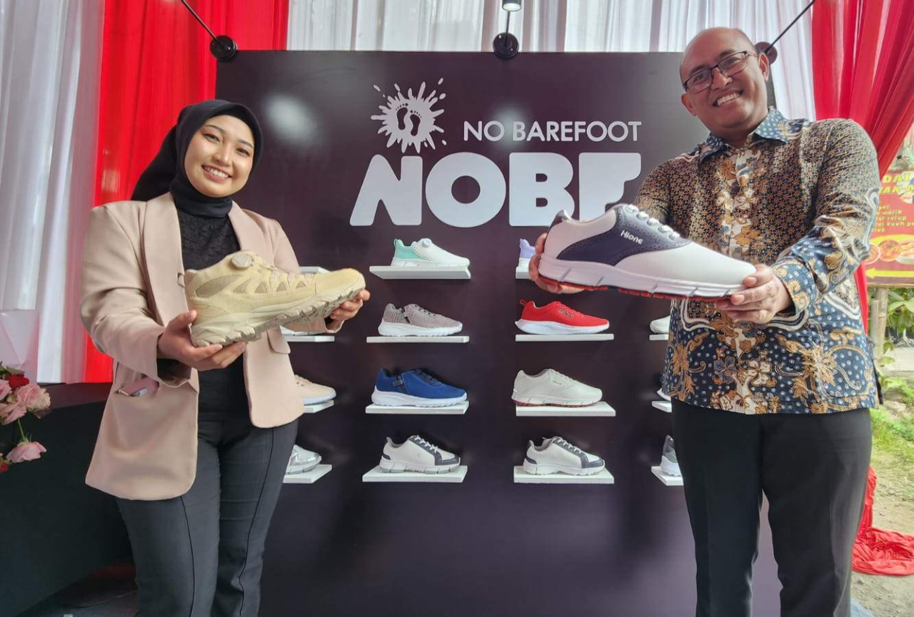 Produk sepatu lokal buatan IKM Mojokerto berhasil menembus pasar ekspor Korsel. Foto : Peni Widarti