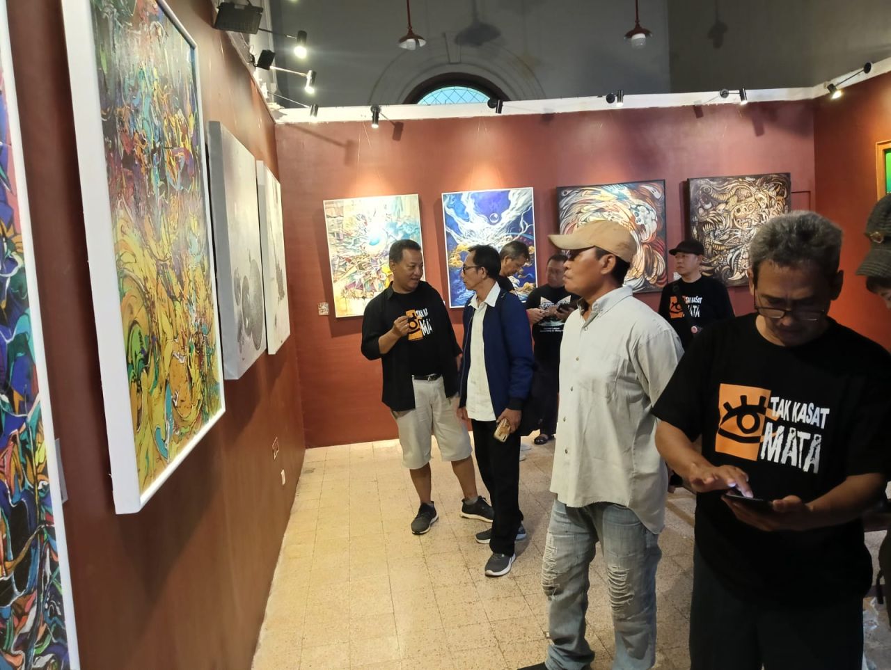 Suasana pameran abstrak di galeri Merah Putih ‎ ( Foto : Rokimdakas for Jatimkini.com )