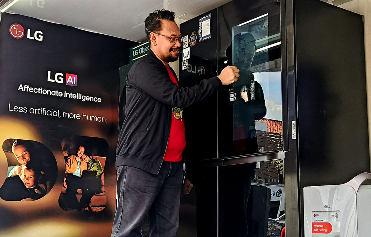 Branch Manager LG Electronics Indonesia Wilayah Surabaya, Iwan Sutanto menjajal  LG InstaView Multi-Door Objet Collection di G-Walk, Surabaya, Sabtu (5/7/2025). (Foto: Rochman Arief/jatimkini.com)