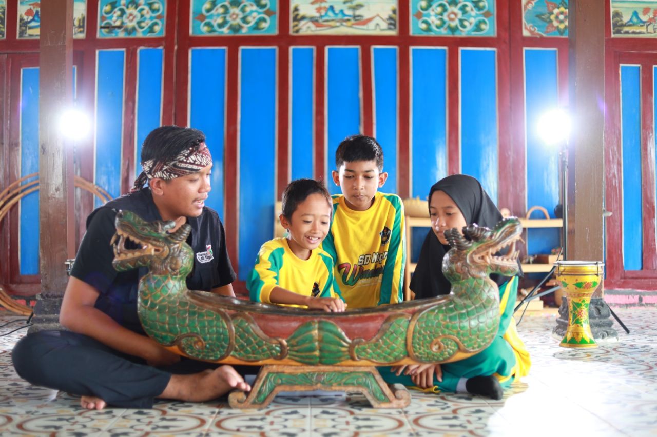 Anak-Anak Asyik Bermain Permainan Tradisional di Kampung Lali Gadget