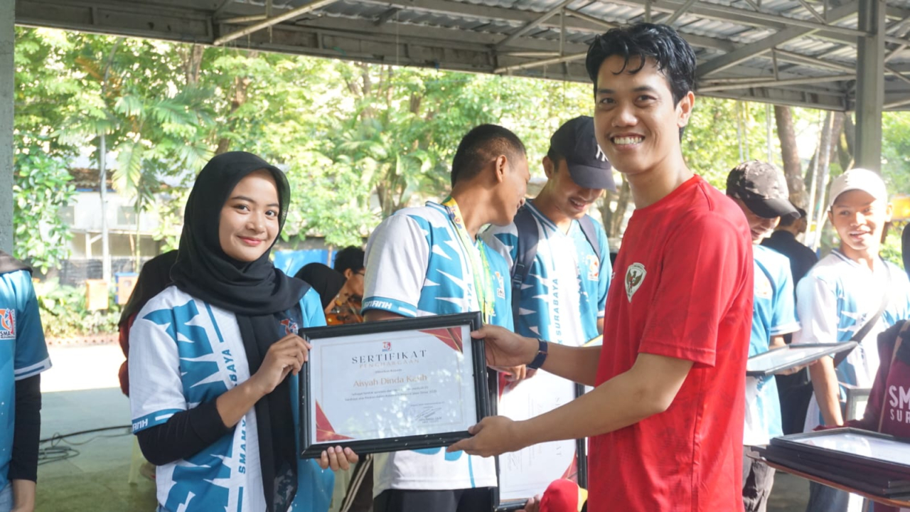 Kepala SMA Muhammadiyah 10 (SMAMX) Surabaya resmi memberikan penghargaan dan apresiasi pada 23 siswa peraih medali