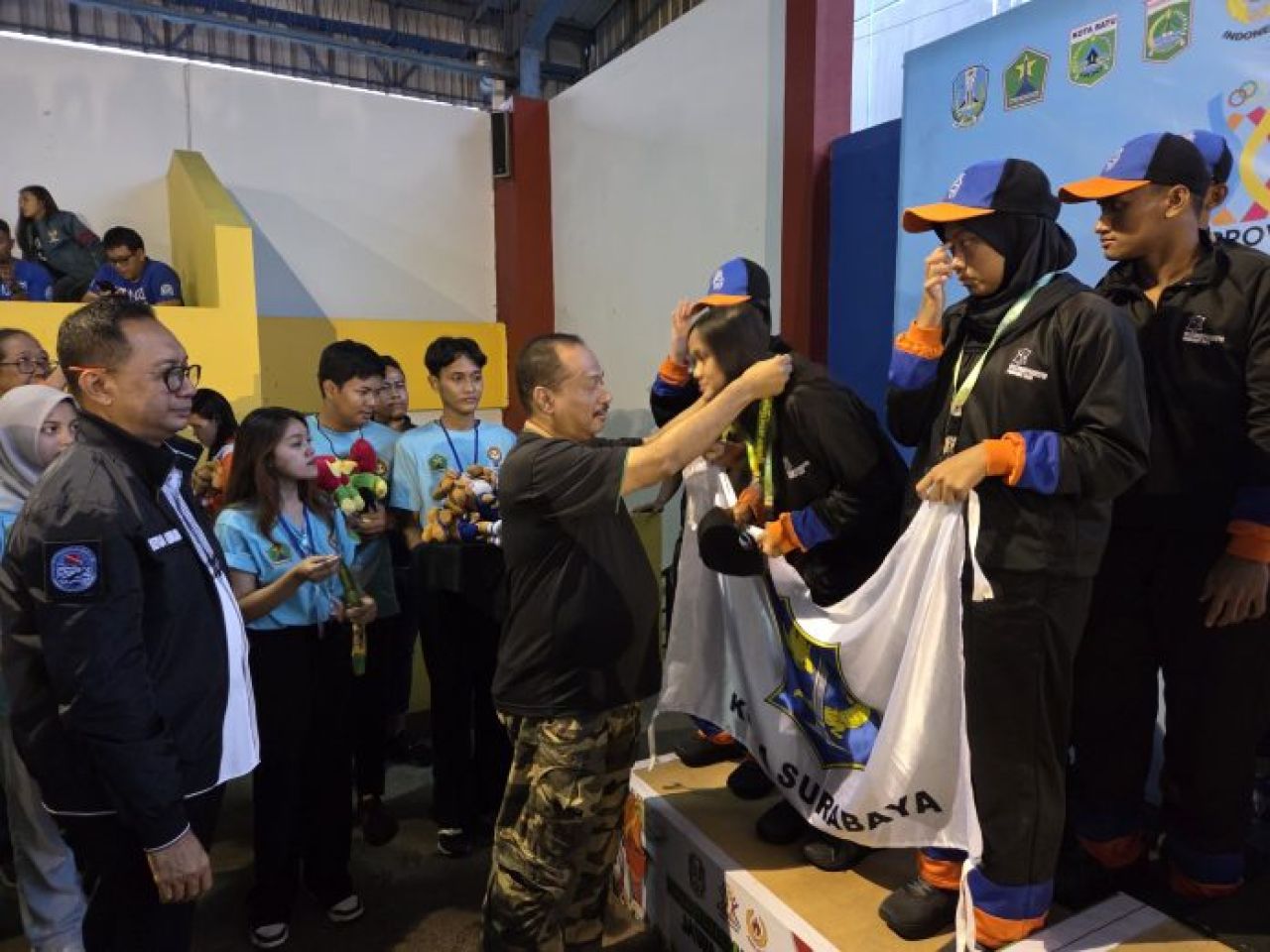 Ketua KONI Jawa Timur , M Nabil memberi penghargaan pada atlit cabor selam renang di Malang Raya kemarin ( Foto : Koni Jatim for Jatimkini.com )