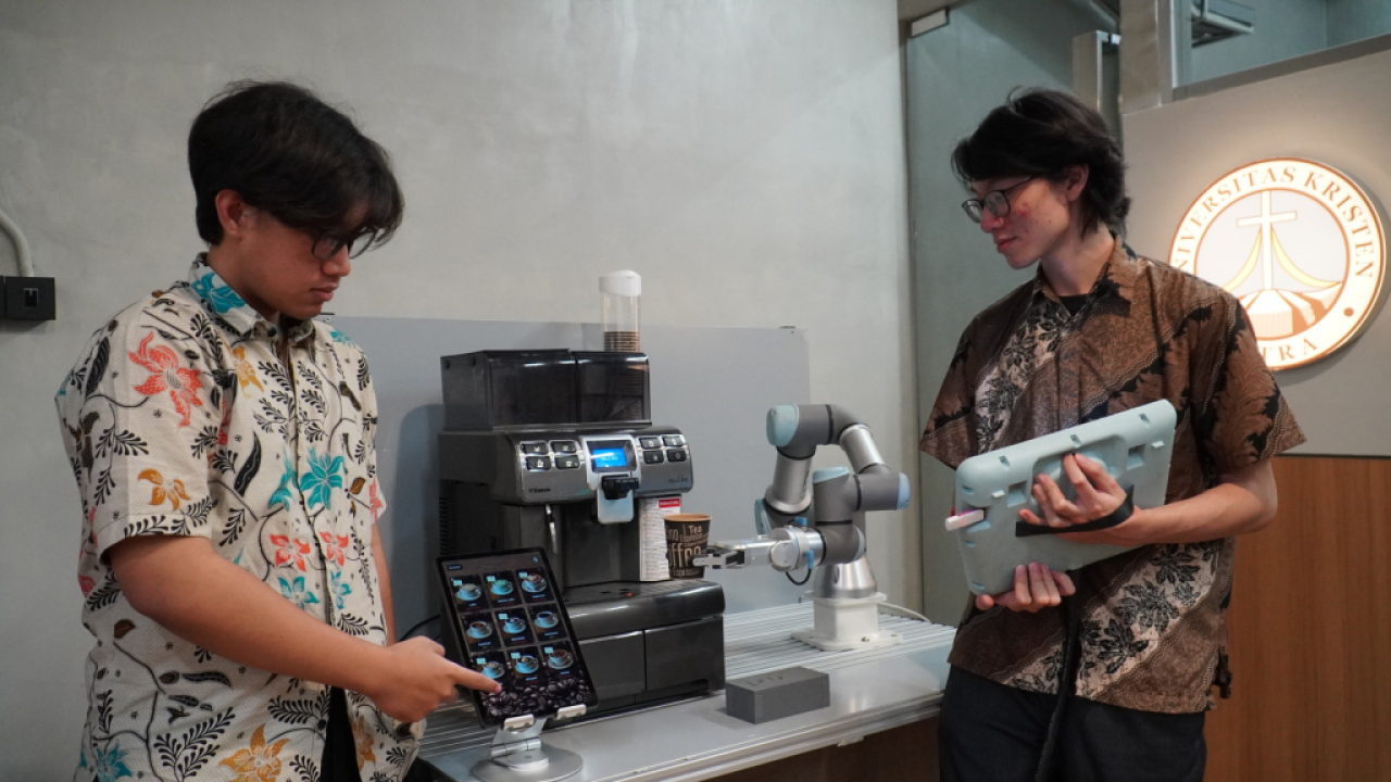 Mahasiswa PCU memamerkan penggunaan AI dalam proses pembelajaran. Foto : PCU
