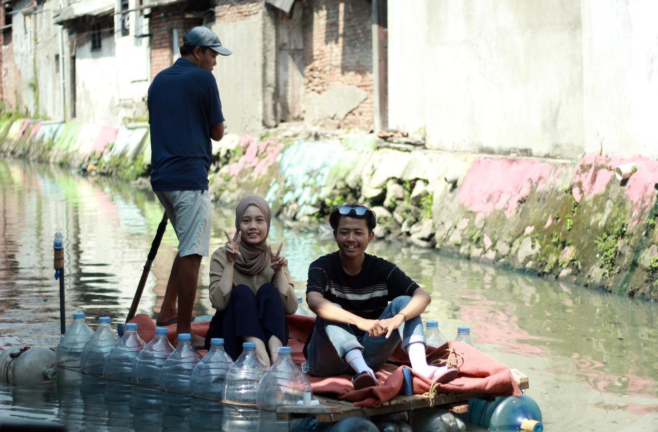 Mahasiswa UPN Veteran Jatim lakukan program branding ‘Wisata Perahu Galon (Pergasi) diwilayah Sidotopo ( Foto: UPN Veteran Jatim for Jatimkini.ocm )