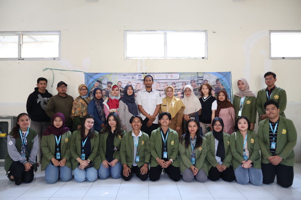 Mahasiswa KKN 96 UPN Veteran Jatim bersama Dinkopumdag dan pelaku UMKM usai kegiatan sosialisasi digitalisasi UMKM di kelurahan Babatan ( Foto : Mahasiswa KKN 96 UPN Veteran Jatim for Jatimkini.com)
