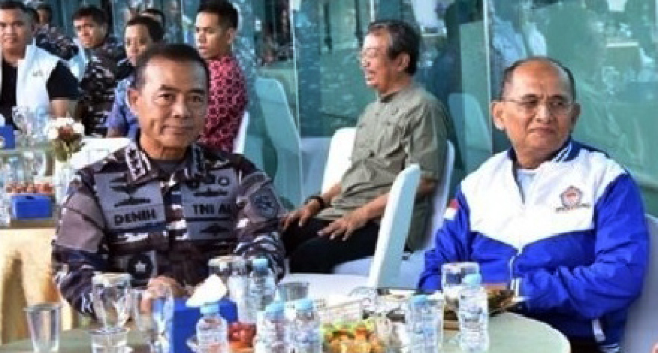 Panglima Komando Armada RI Laksamana Madya TNI Dr  Denih Hendrata bersama Laksamana TNI (Purn) Sumardjono, Ketua Umum Himpunan Nelayan Seluruh Indonesia (HNSI) ( Foto: Rokimdaks for Jatimkini.com )