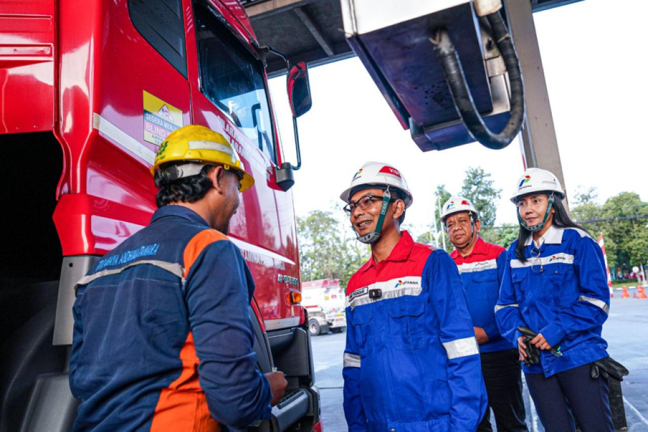 Direktur Rekayasa dan Infrastruktur Darat (RID) Pertamina Patra Niaga, Hari Purnomo memantau distribusi BBM untuk Jember dan Banyuwangi. Foto : Pertamina
