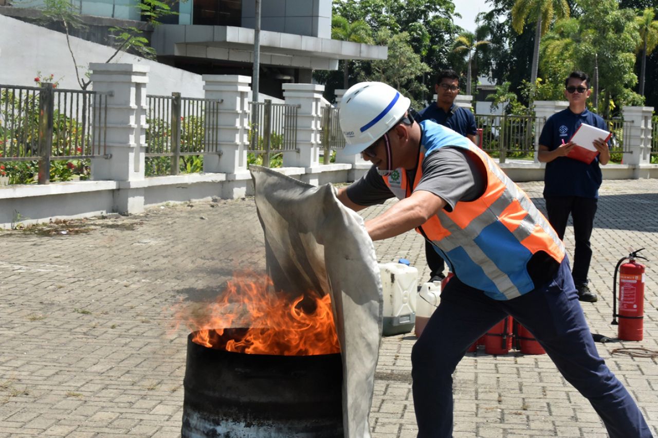 SDM Pelindo Multi Terminal mendapat pembekalan pelatihan tanggap bencana di area pelabuhan.