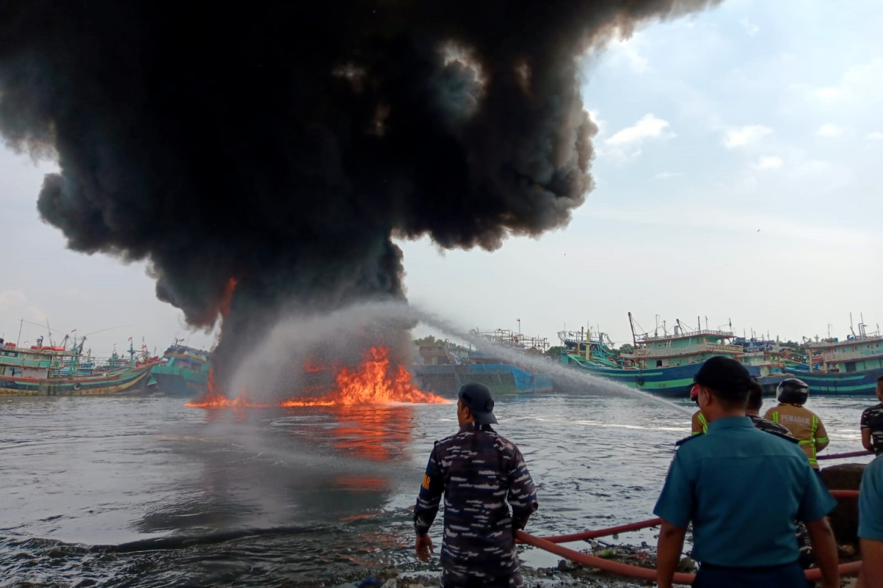 Tim gabungan menjinakkan kobakaran api kapal nelayan di Pelabuhan Tegal. (Foto: Pelindo Regional 3 Sub Reg Jawa)