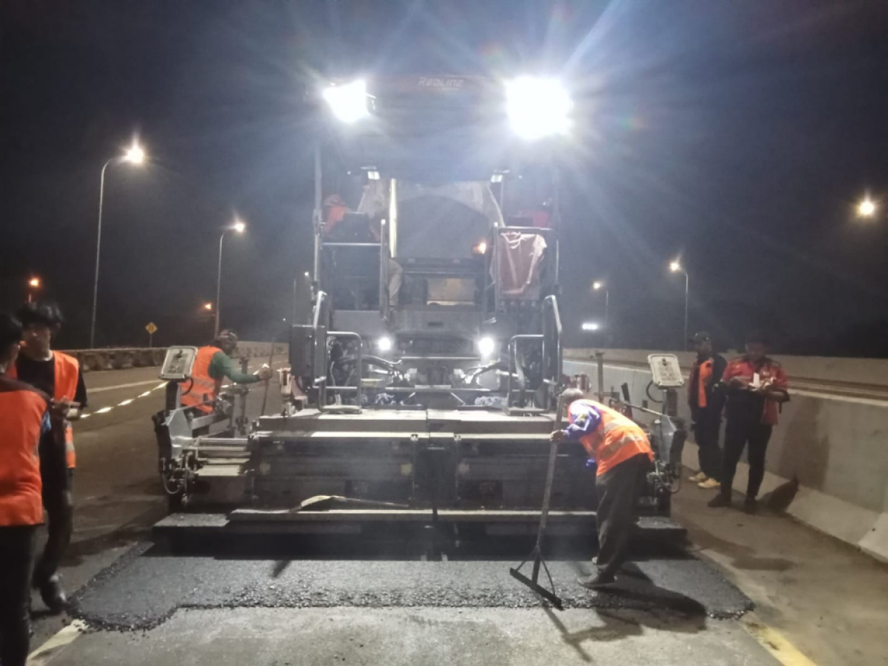 Proses perbaikan ruas jalan tol Surabaya - Gempol selama akhir Juli 2025. Foto : JTT