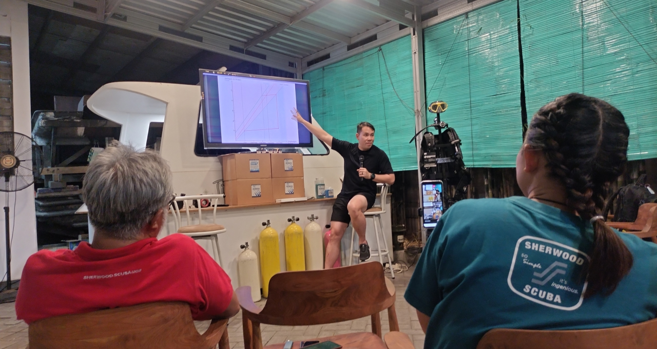 Ryan Koesuma, instruktur PADI, SSI, Sidemount, Technical & Trimix saat memaparkan materi tentang Gradient Factor, Jum'at (18/07/2025).