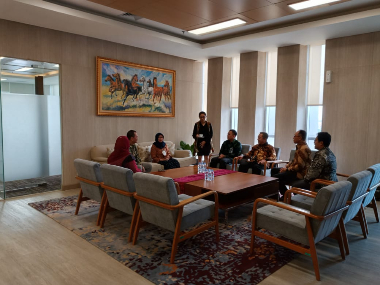 Kunjungan BRI Surabaya ke kantor OJK Jatim. Foto : BRI