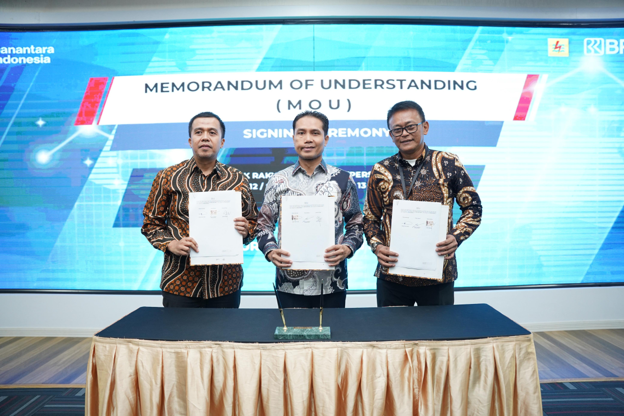 Penandatanganan Nota Kesepahaman (MoU) Bank Rakyat Indonesia (BRI) bersama PLN Unit Induk Distribusi (UID) Jawa Timur  di Ruang BRImo, BRI Tower Surabaya, pada Rabu (23/07/2025).