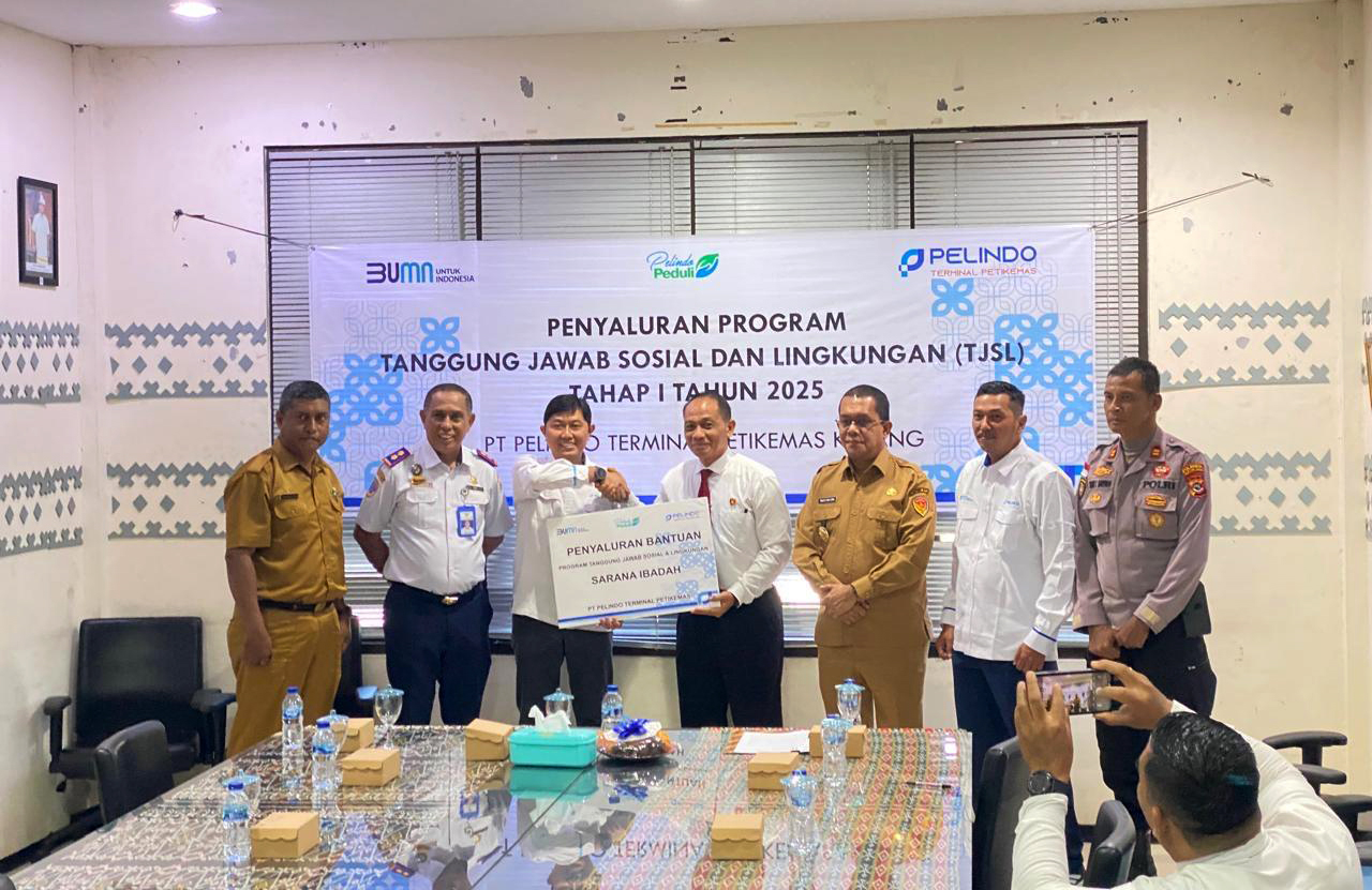 SPTP menyerahkan bantuan pendidikan dan tempat ibadah dalam bentuk CSR kepada Pemprov NTT. (Foto: SPTP)